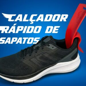 Calçadeira rápida vermelha impressa em 3D inserida no calcanhar de um ténis desportivo preto, facilitando o calçar.