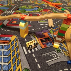 Adaptador vermelho impresso em 3D a ligar carris de comboio de madeira a uma torre de blocos tipo Lego Duplo.