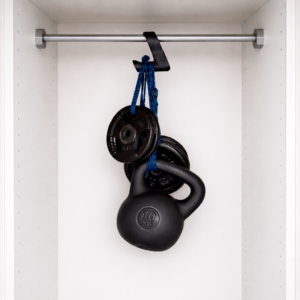 Cabide preto reforçado a suportar um kettlebell de 10kg e discos de musculação amarrados.