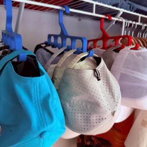 Organizador de bonés azul impresso em 3D pendurado no roupeiro com vários bonés desportivos.