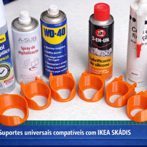 Suportes redondos cor de laranja impressos em 3D, compatíveis com painel IKEA Skadis, ao lado de latas de spray e WD-40.