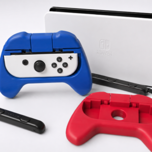 Conjunto de suportes grip nas cores azul e vermelho para comandos da Nintendo Switch ao lado da dock OLED branca.